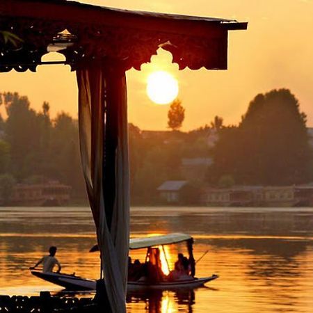 Houseboat Lily Of Nageen Σριναγκάρ Εξωτερικό φωτογραφία