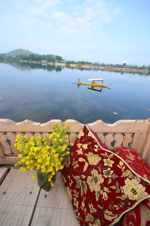 Houseboat Lily Of Nageen Σριναγκάρ Εξωτερικό φωτογραφία