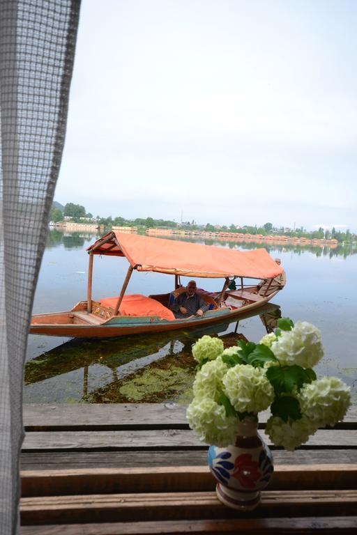 Houseboat Lily Of Nageen Σριναγκάρ Εξωτερικό φωτογραφία